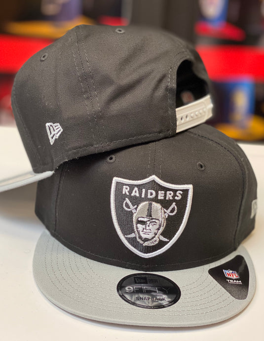 RAIDERS BLACK SNAPBACK WITH GRAY TONGUE